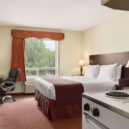 Days Inn By Wyndham Chetwynd Exteriör bild