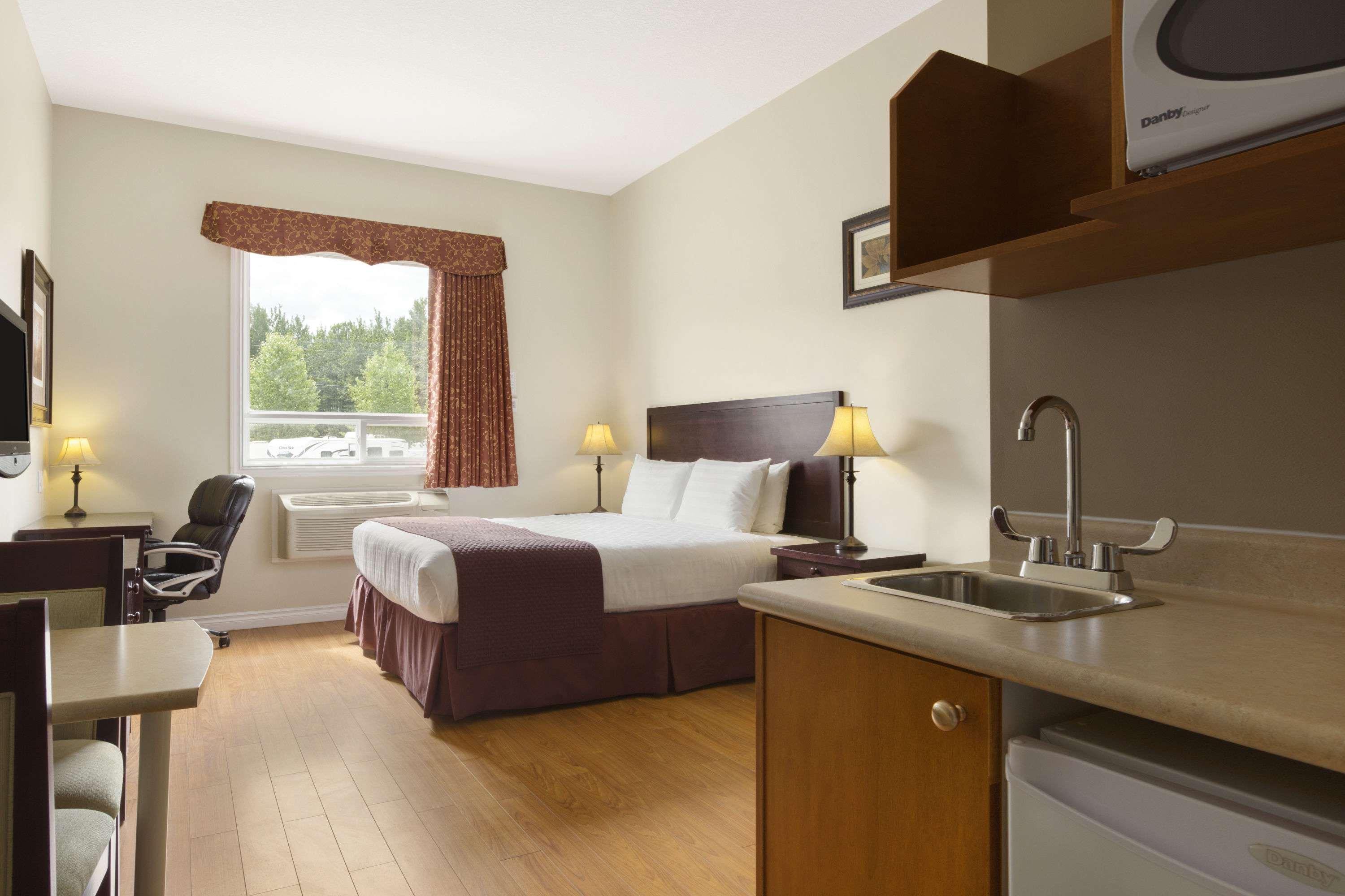 Days Inn By Wyndham Chetwynd Exteriör bild
