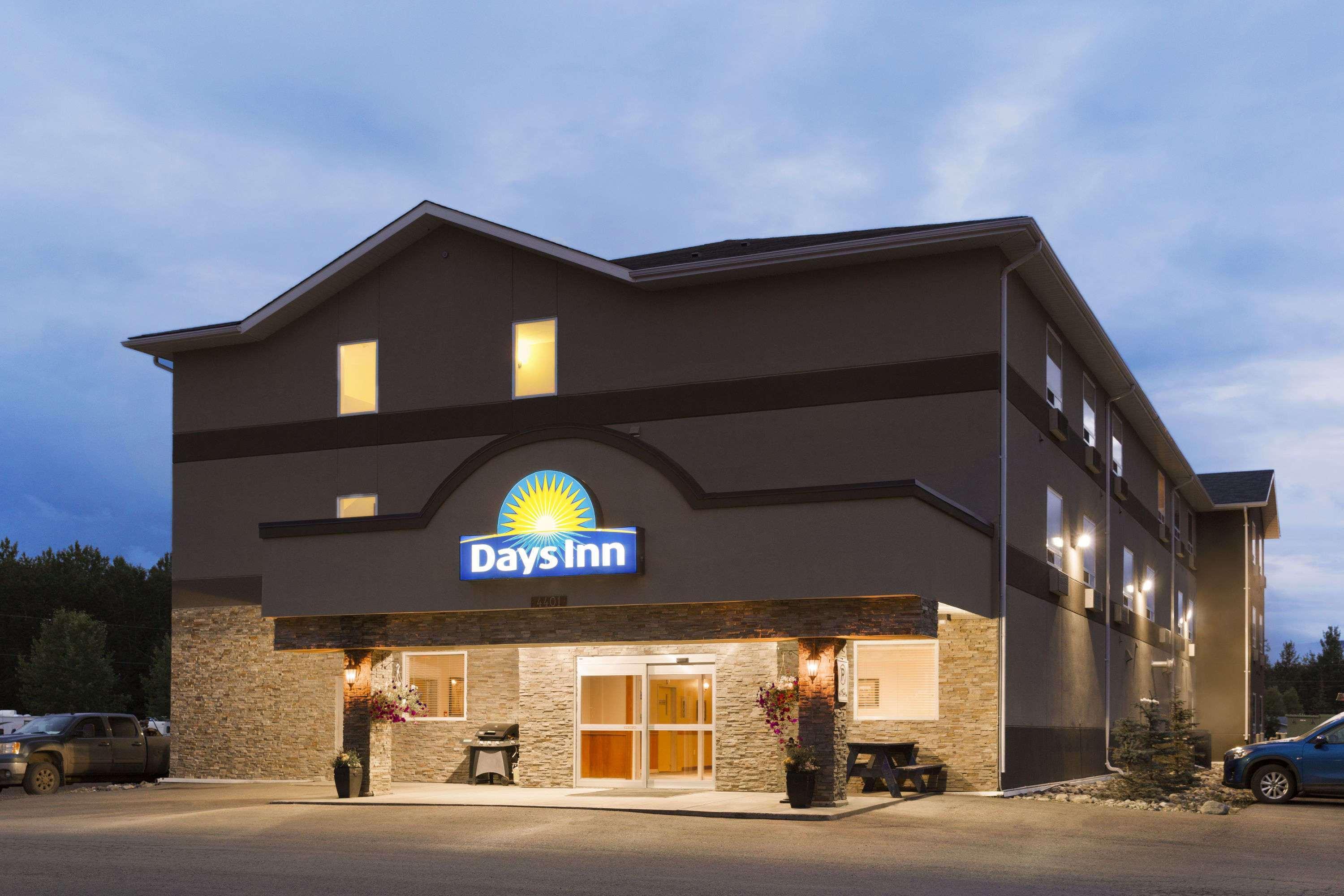 Days Inn By Wyndham Chetwynd Exteriör bild