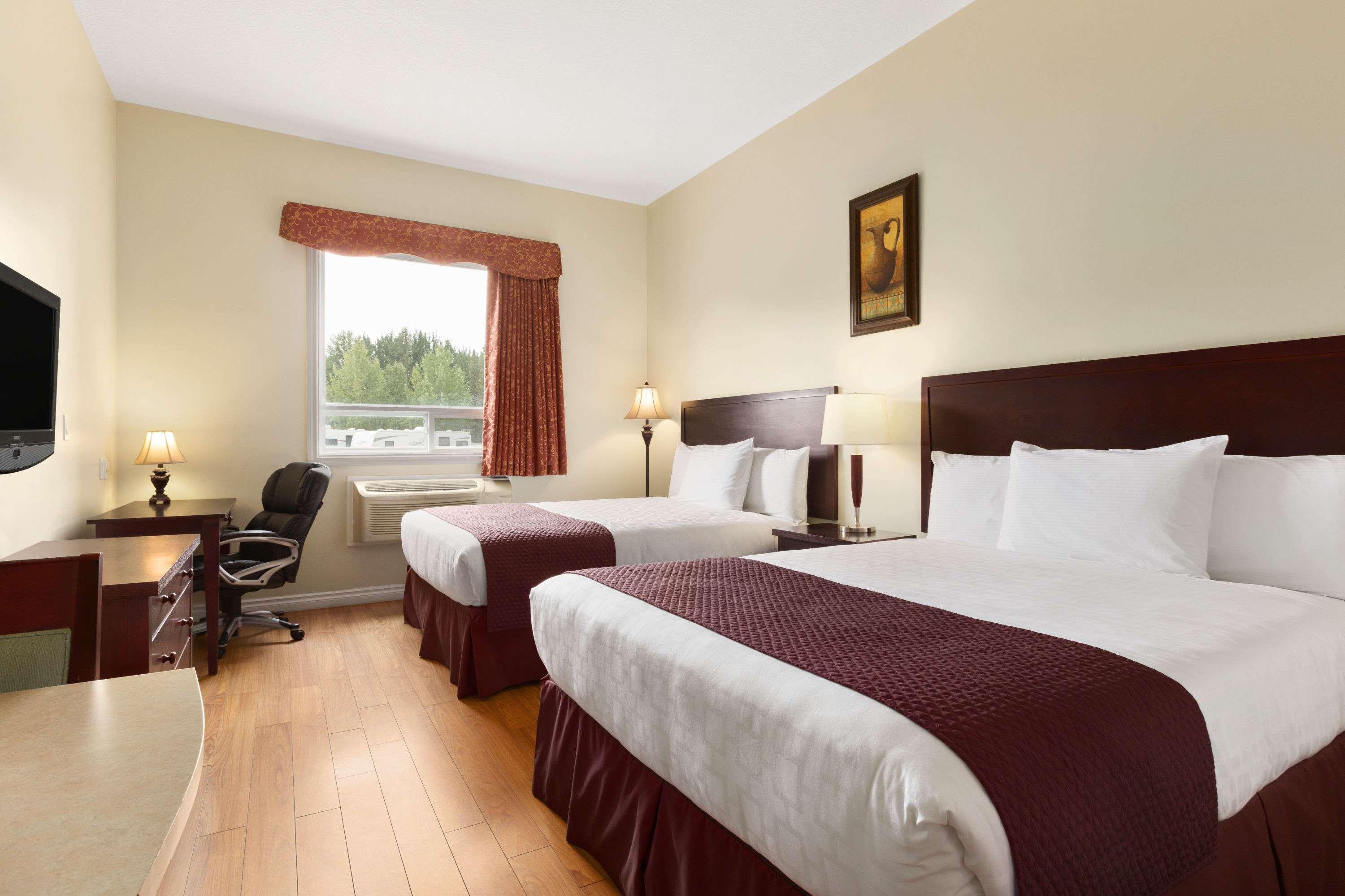 Days Inn By Wyndham Chetwynd Exteriör bild