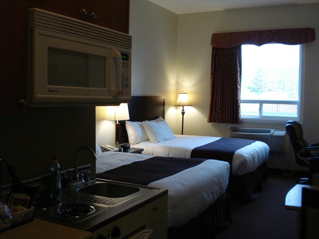 Days Inn By Wyndham Chetwynd Exteriör bild