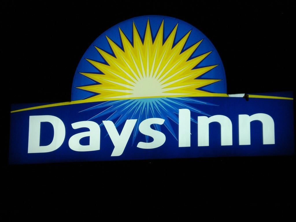Days Inn By Wyndham Chetwynd Exteriör bild